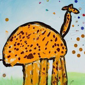Kuva on Pesäpuun Kirahvityö – Leikki-ikäiset 3–5-vuotiaat -verkkosivulta. Kuvassa on maalattu kirahvi.